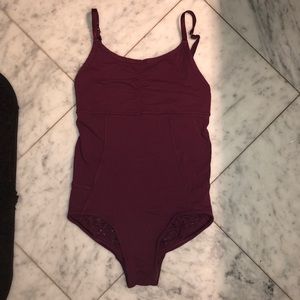 Ivivvia maroon studio leo